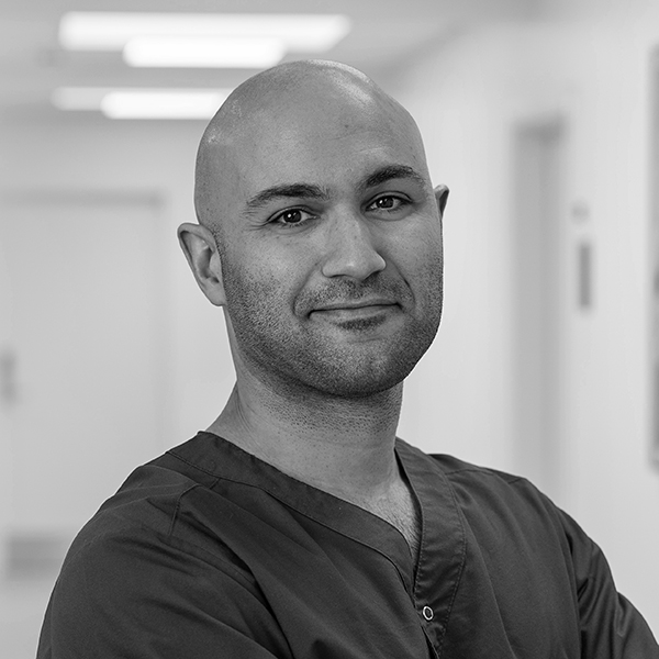 Portræt af plastikkirurg Navid Toyserkani.