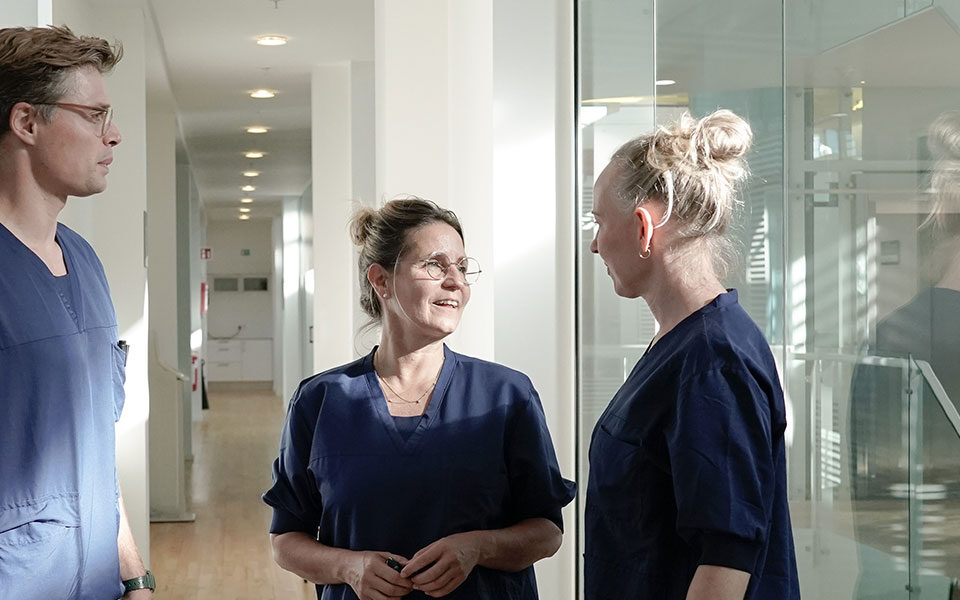 Plastikkirurg Niels Hammer, Dorte Lyhne og Mathilde Breitenbauch.